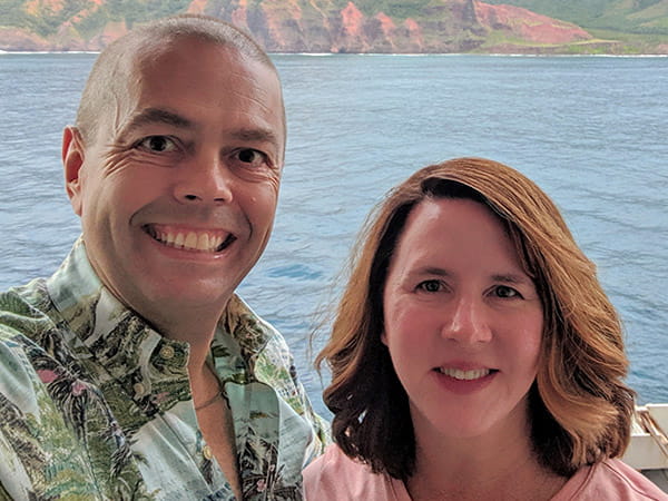Una selfi de Sheila Beal y su esposo con el océano y las montañas de la isla al fondo. (©Andy Beal)