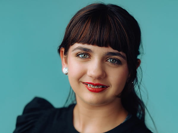 Una fotografía profesional de Makenzie Childs sobre un fondo turquesa.